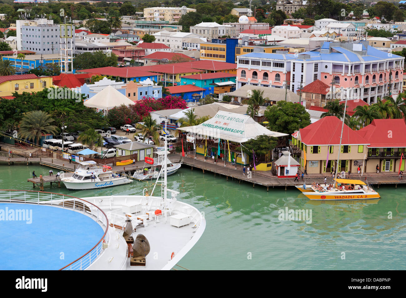 Bateau de croisière dans le port de St. John's, Antigua, Antigua et Barbuda, Iles sous le vent, Antilles, Caraïbes, Amérique Centrale Banque D'Images