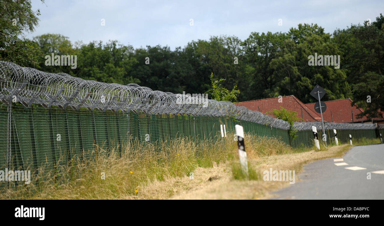 Une clôture de sécurité est photographié à la caserne britannique à Bad Fallingbostel, Allemagne, 10 juillet 2013. Photo : PETER STEFFEN Banque D'Images