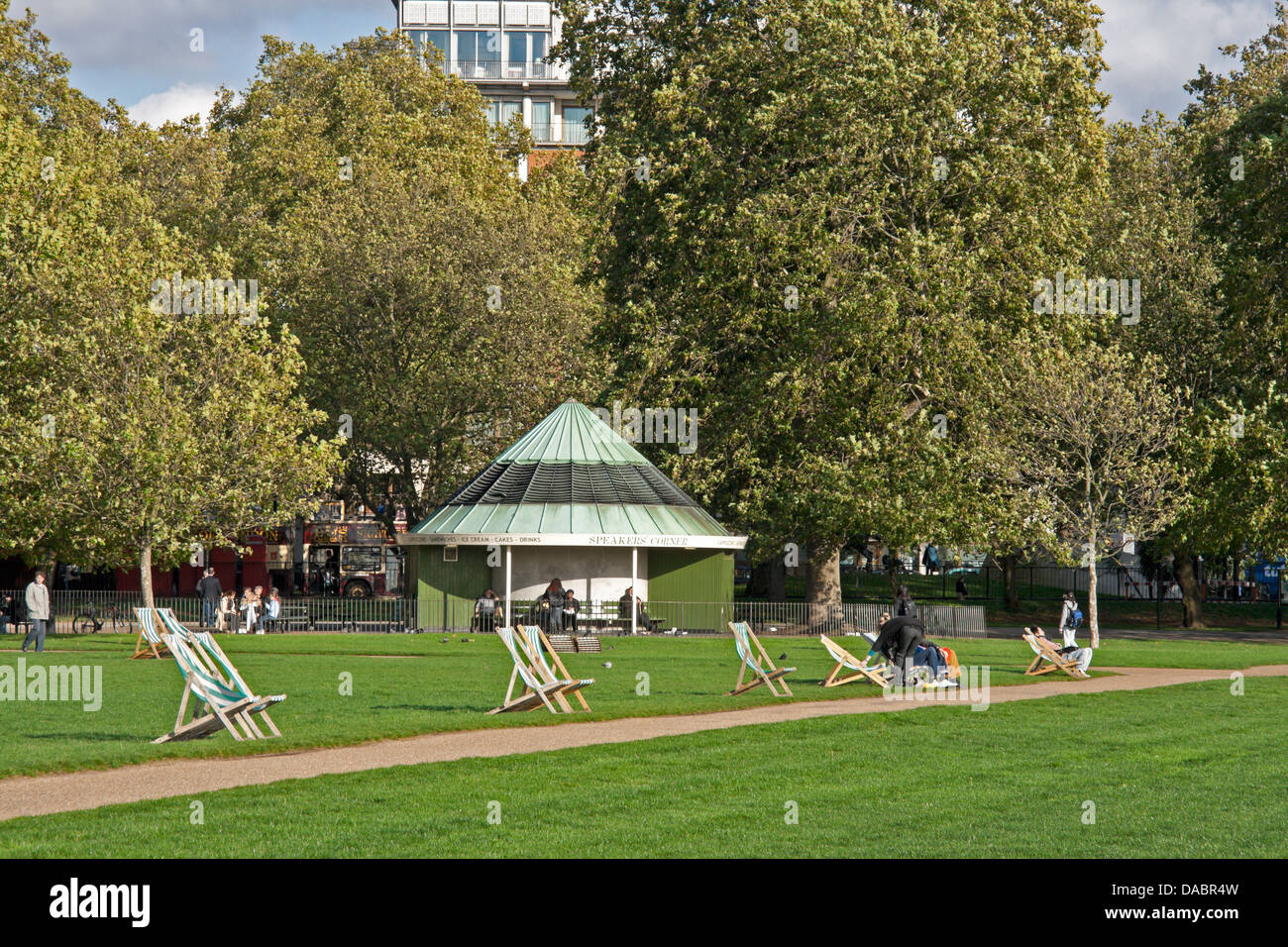 Transats dans Hyde Park, Londres Banque D'Images