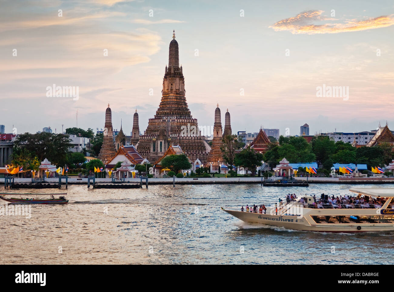Wat Arun (Temple de l'aube) et de la rivière Chao Phraya au coucher du soleil, Bangkok, Thaïlande, Asie du Sud-Est, Asie Banque D'Images