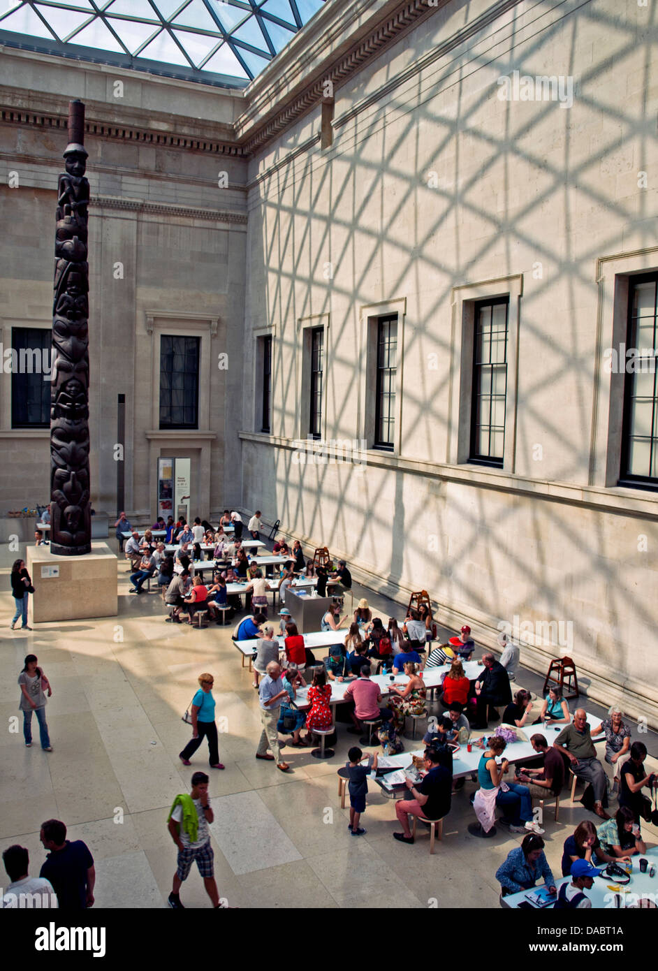 La grande cour de la British Library montrant des totems, Great Russell Street, Londres, Angleterre, Royaume-Uni Banque D'Images