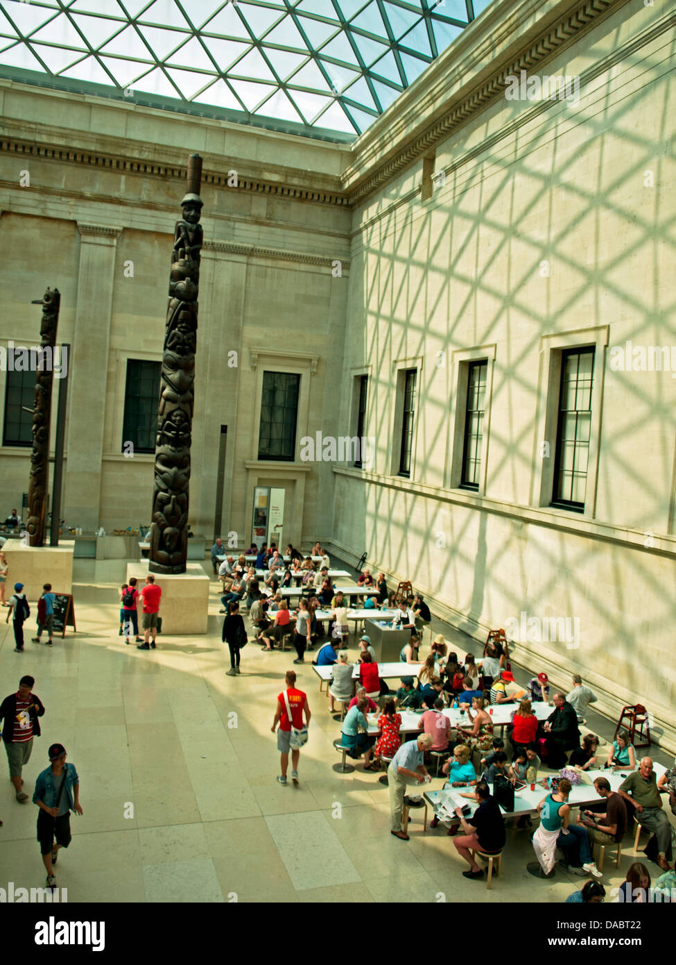 La grande cour de la British Library montrant des totems, Great Russell Street, Londres, Angleterre, Royaume-Uni Banque D'Images