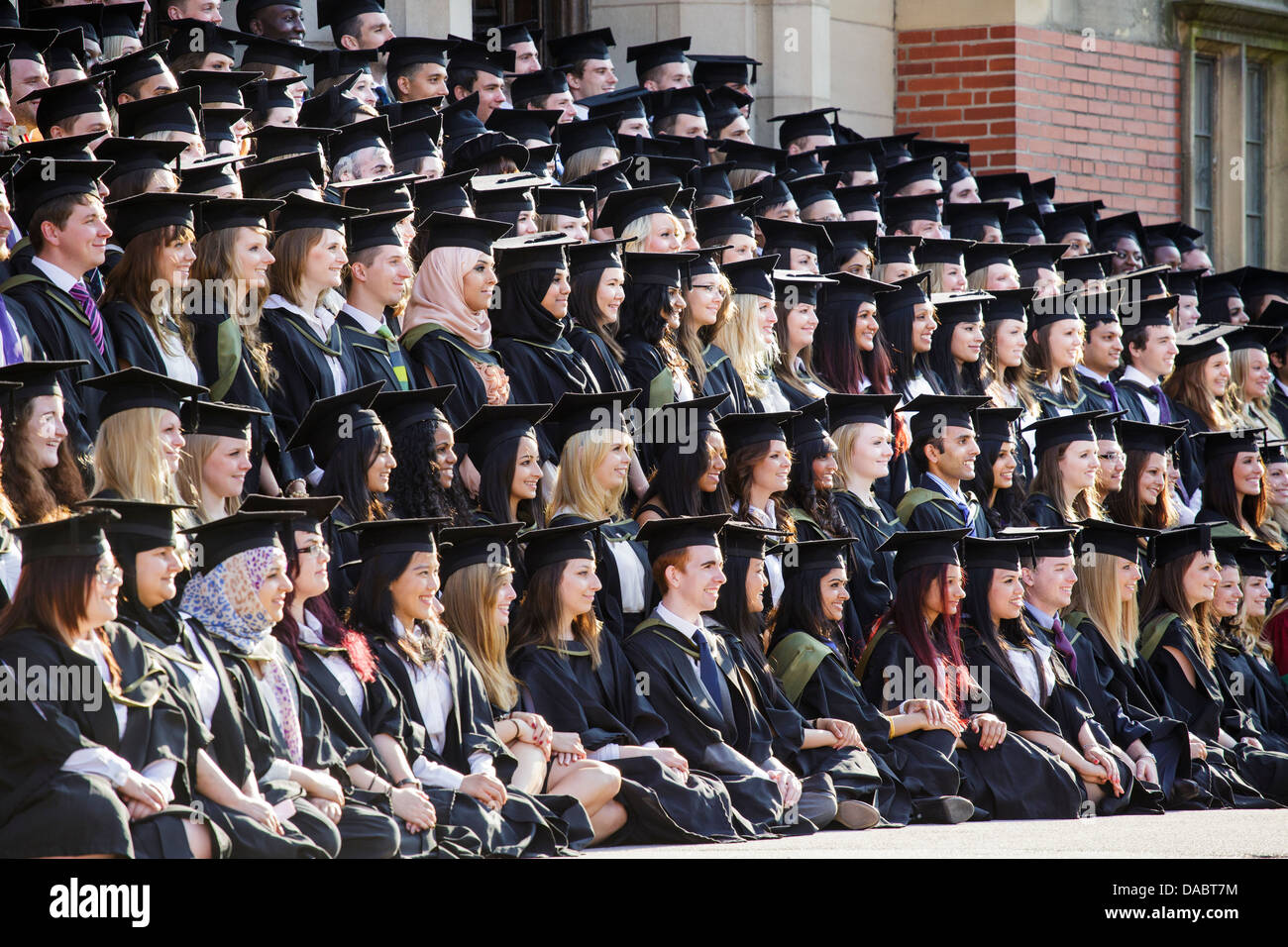 Les diplômés de l'Université de Birmingham, UK, posent pour la photo de leur diplôme sur les marches de la Grande Salle. Banque D'Images