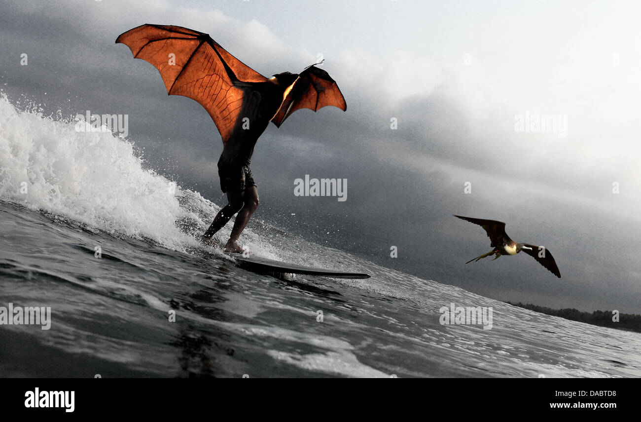 La moitié de l'image composite Fantasy bat mi-homme acccompanied par surf une vague d'oiseaux frégates Banque D'Images