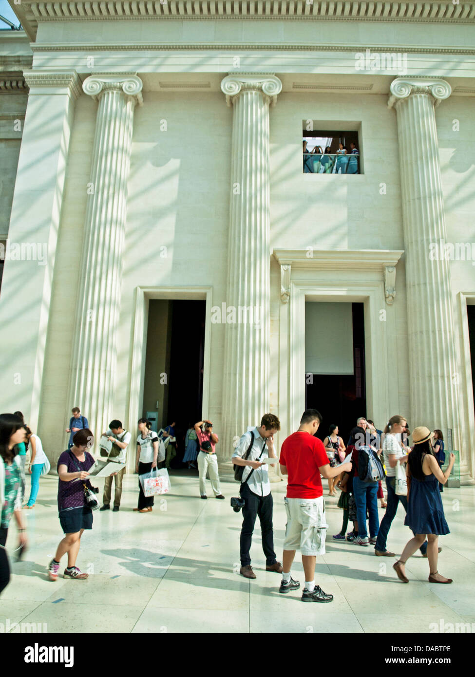 La grande cour du British Museum montrant colonnes ioniques à l'entrée, Great Russell Street, Londres, Angleterre, Royaume-Uni Banque D'Images