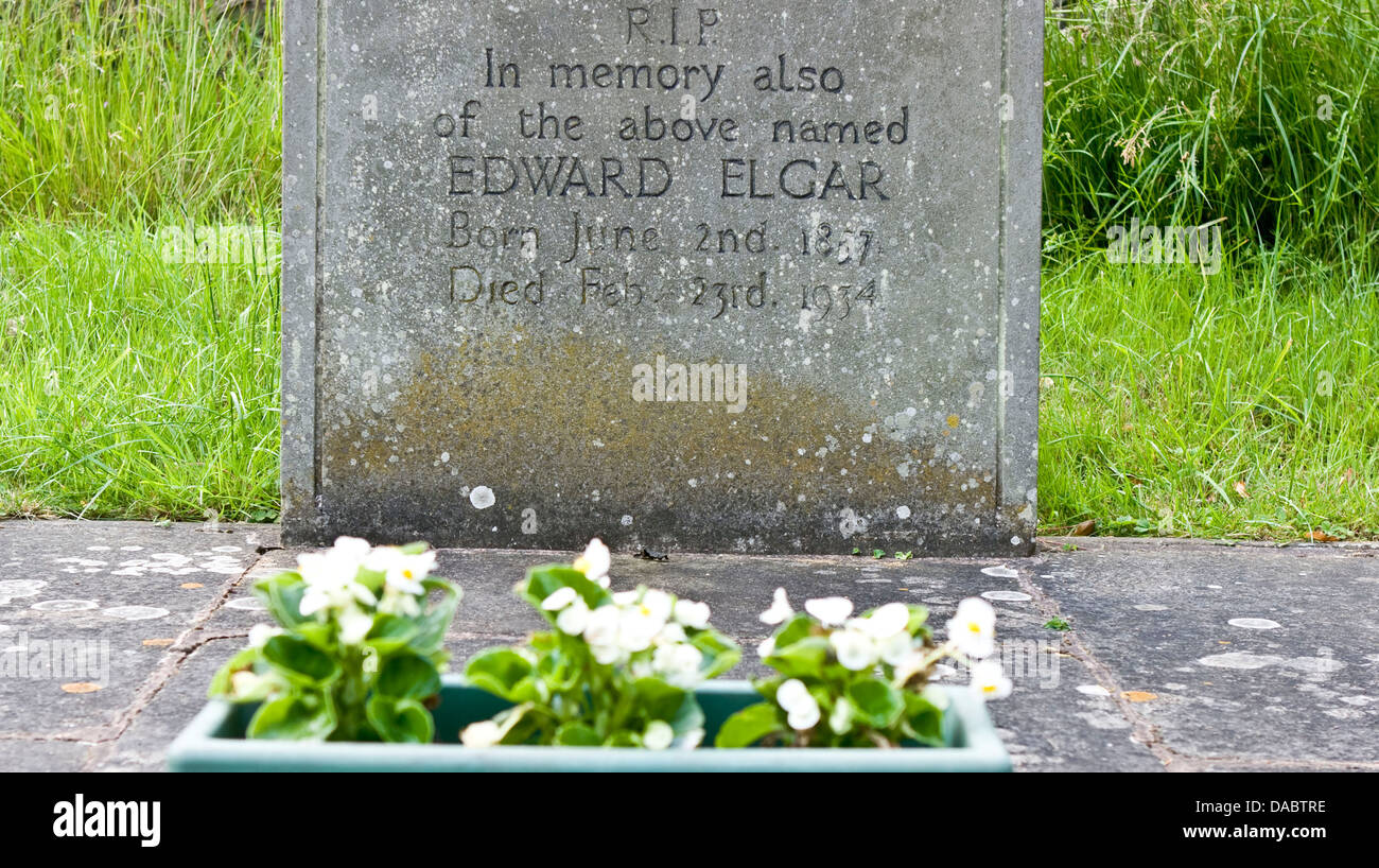 Tombe du compositeur anglais Sir Edward Elgar l'église St Wulstan Malvern Worcestershire angleterre Europe Banque D'Images