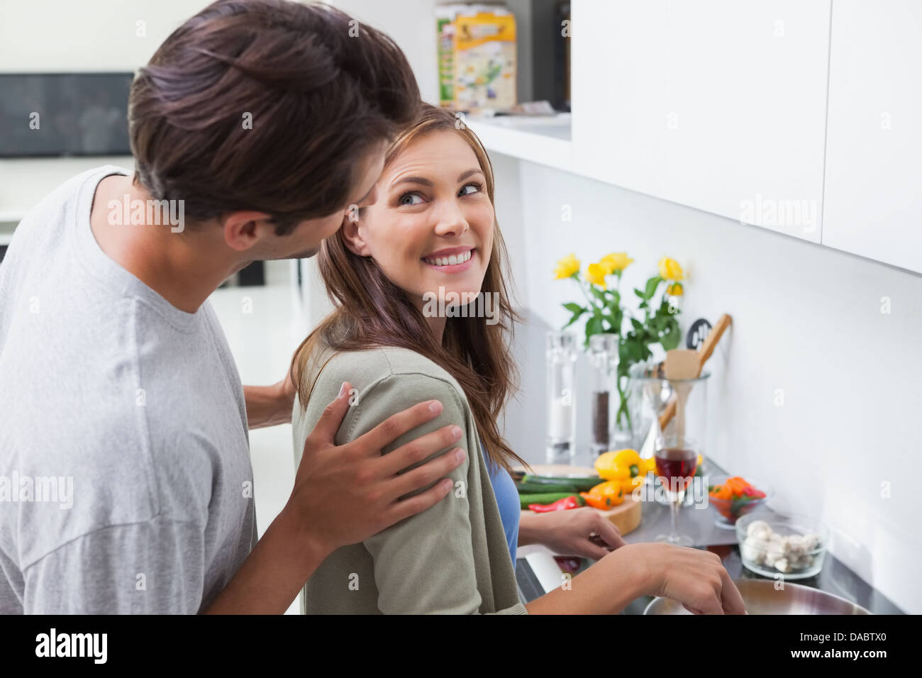 Heureux couple cooking in kitchen Banque D'Images