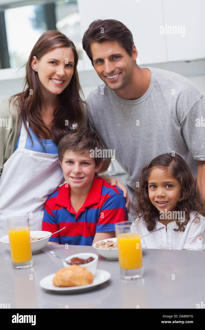 Famille heureuse dans la cuisine Banque D'Images