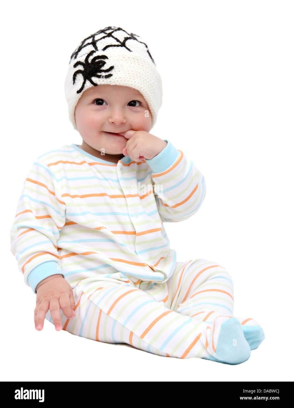 Magnifique petit garçon avec Chapeau tricoté assis Banque D'Images