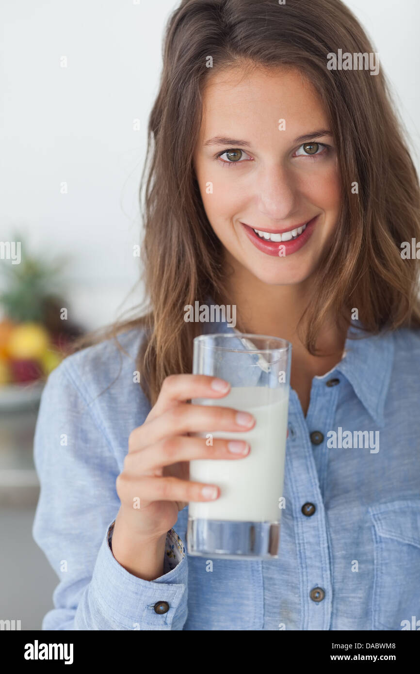 Jolie femme tenant un verre de lait Banque D'Images