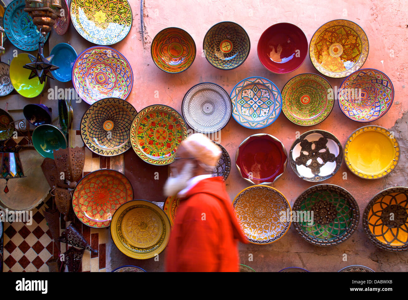 Scène de rue avec la céramique marocaine, Marrakech, Maroc, Afrique du Nord, Afrique Banque D'Images