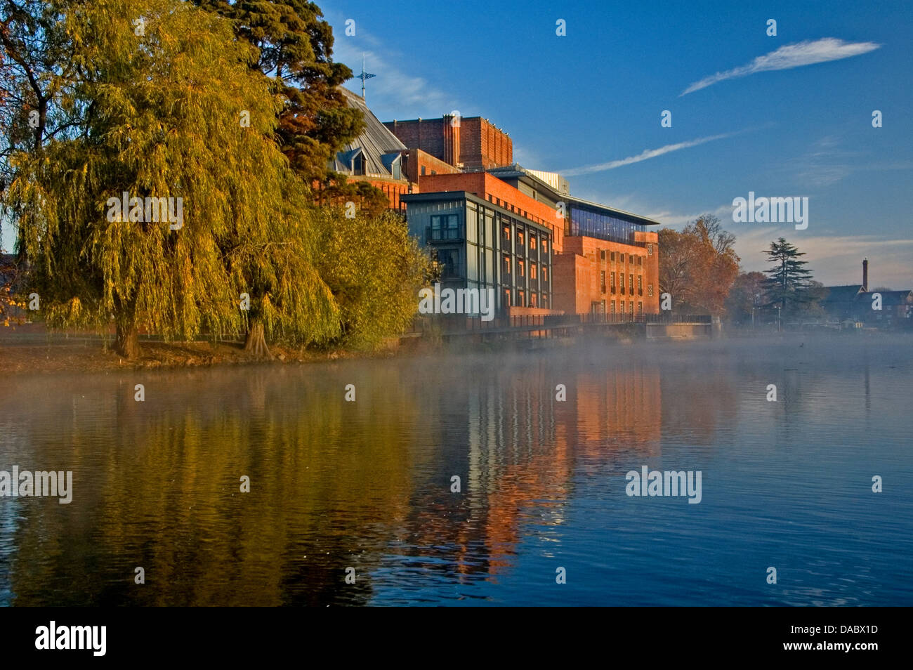 Stratford upon Avon, Royal Shakespeare Theatre sur les rives de la rivière Avon, un matin automnal brumeux. Banque D'Images