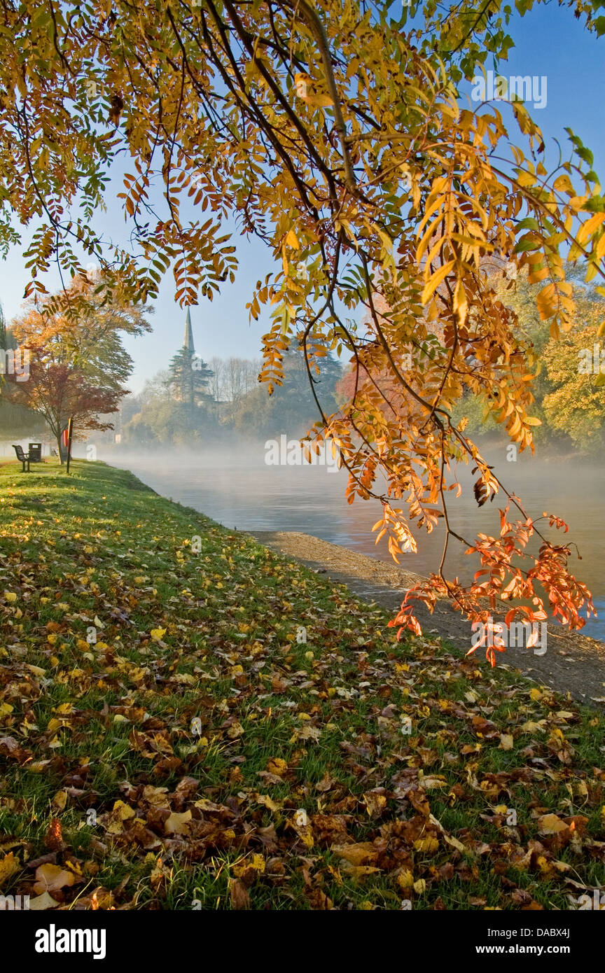 Stratford Upon Avon, Warwickshire et la flèche de l'église Holy Trinity sur un matin d'automne brumeux sur la rivière Avon. Banque D'Images
