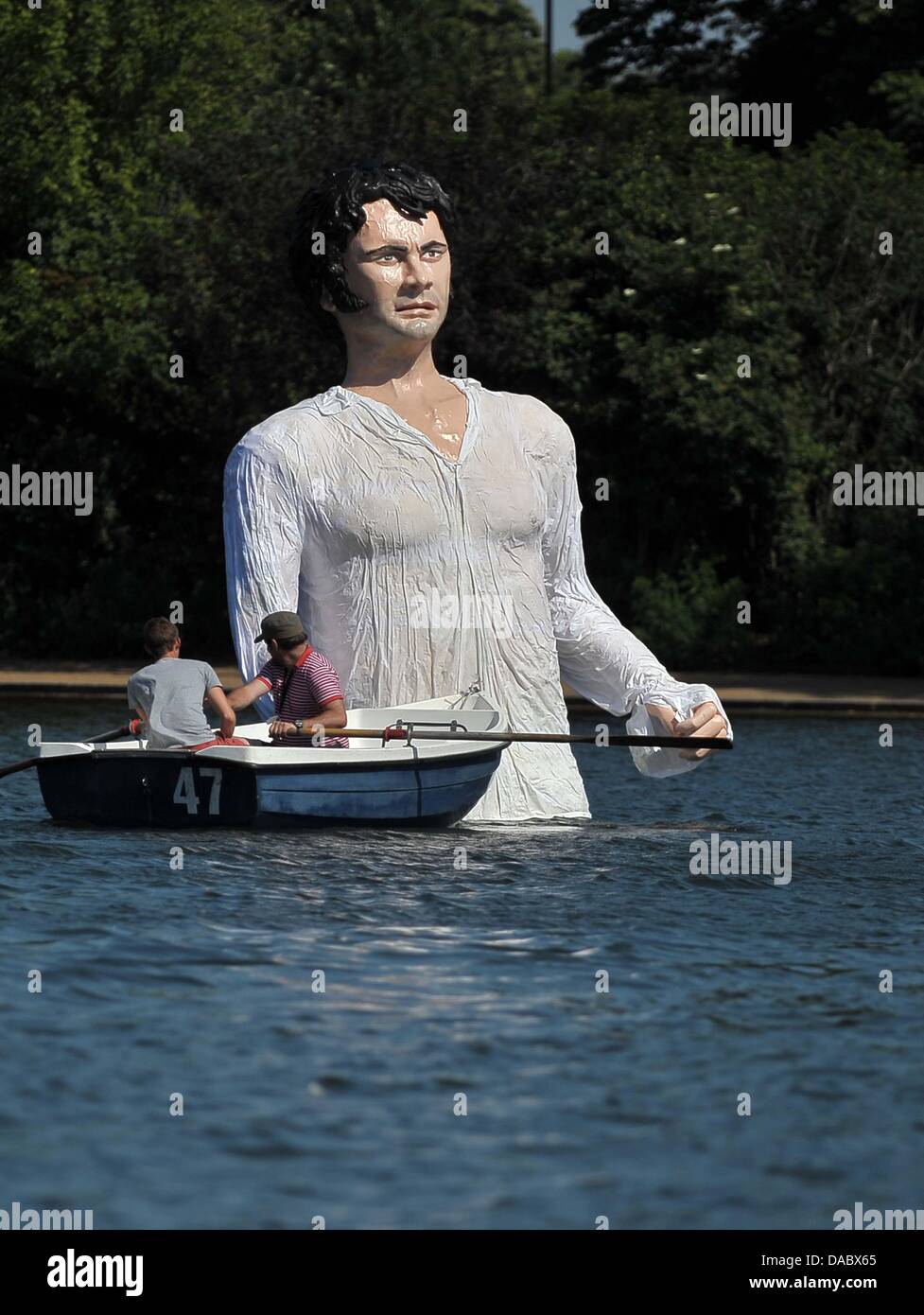 Londres, Royaume-Uni. 8e juillet 2013. Un bateau passe Mr Darcy dans la Serpentine dans le cadre d'un lancement pour une nouvelle chaîne de télévision. La Serpentine Lido. Hyde Park. Londres. UK. 08/07/2013. Credit : Sport en images/Alamy Live News Banque D'Images