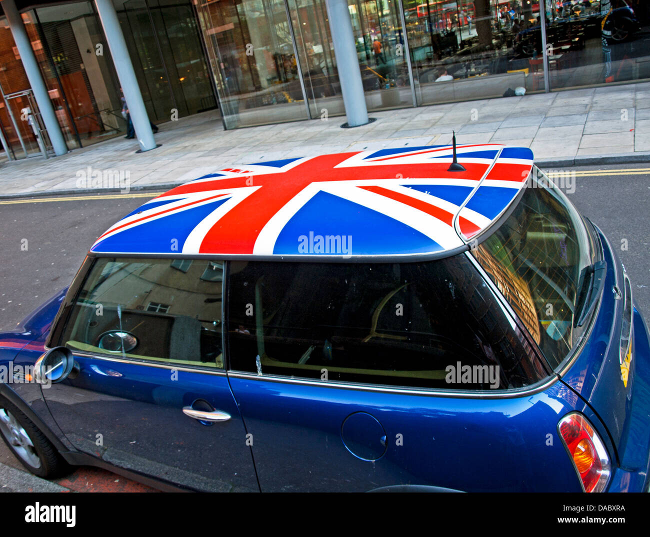 Patriotic Union Jack Mini Cooper voiture garée près de Central Saint Giles, London Borough of Camden, Londres, Angleterre, Royaume-Uni Banque D'Images