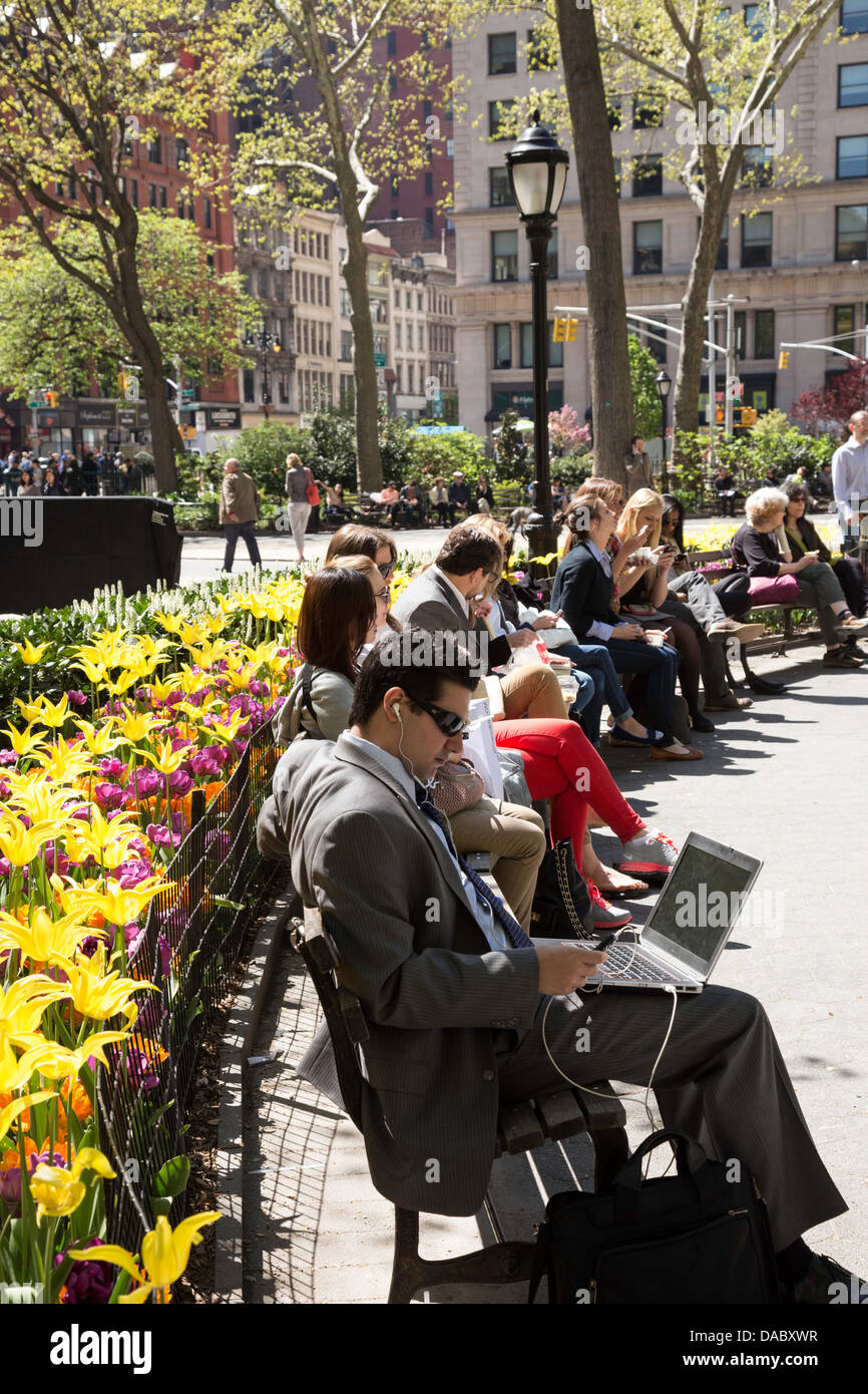 Les personnes bénéficiant d'une journée ensoleillée, le Madison Square Park, NYC Banque D'Images