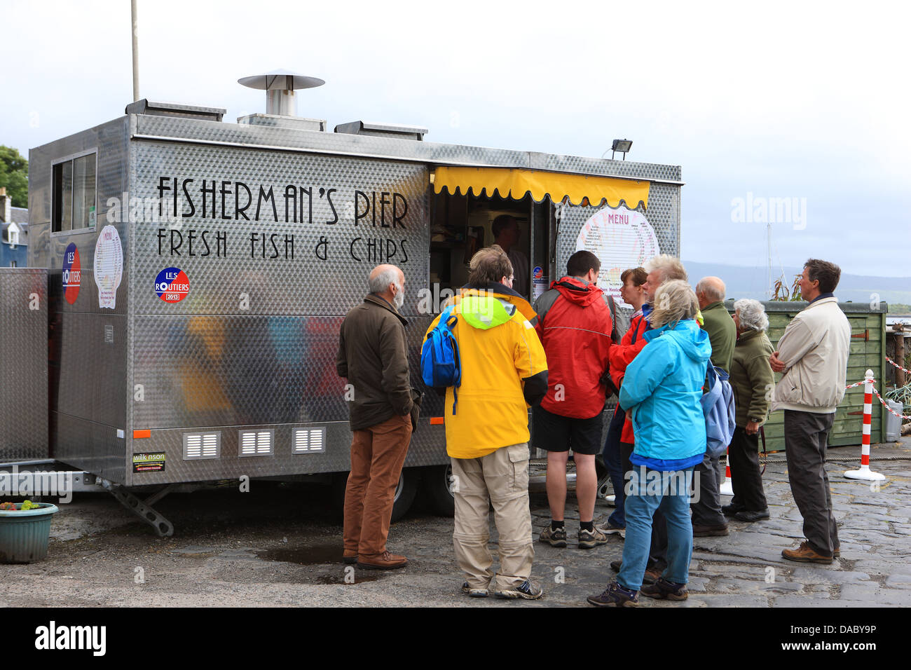 Les touristes d'acheter du poisson et frites à partir de l'primé 'Les Routiers' Fisherman's Pier van à Tobermory Isle of Mull Banque D'Images