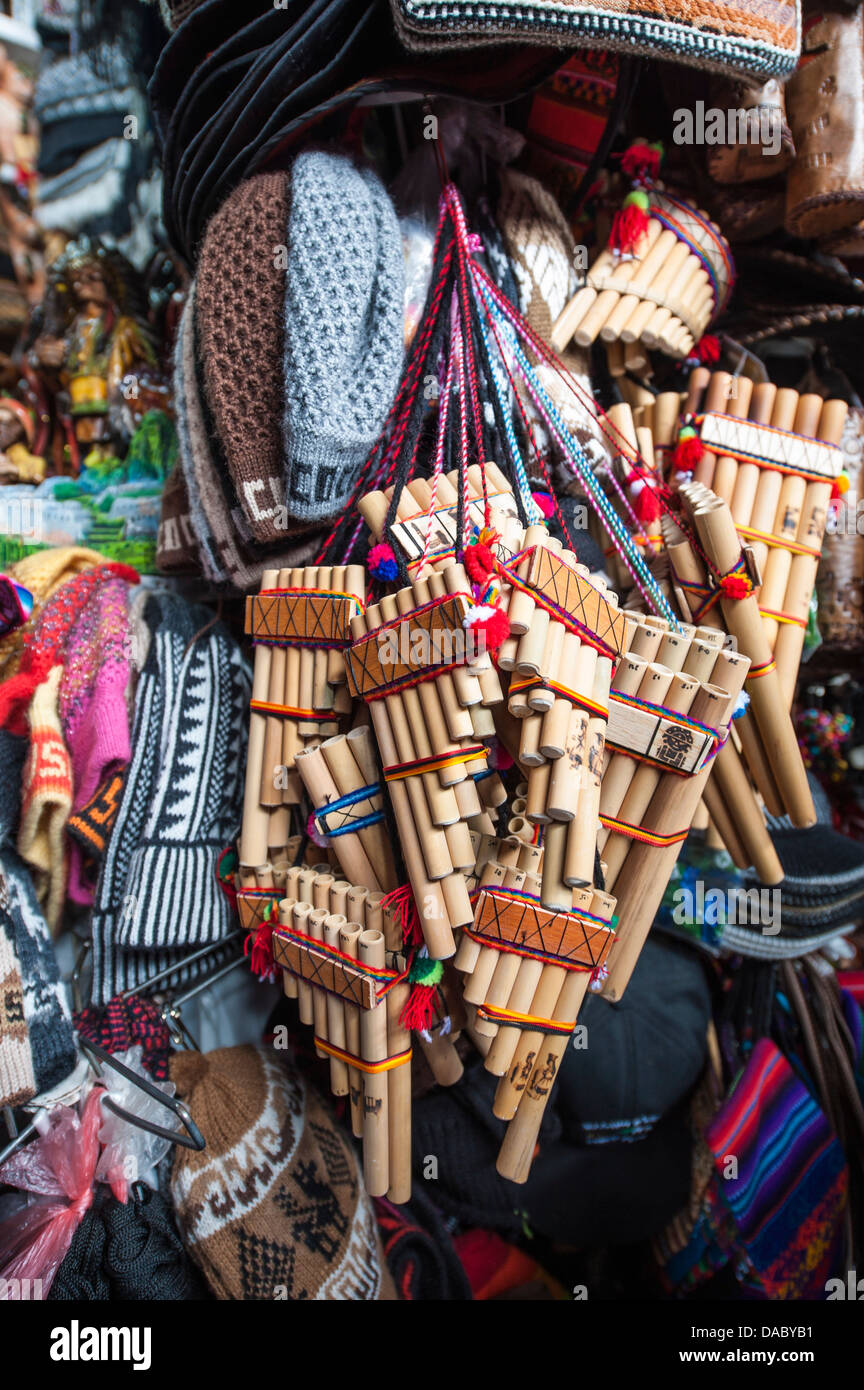 Flûtes andines marché Local Cusco, Pérou, Amérique du Sud Banque D'Images