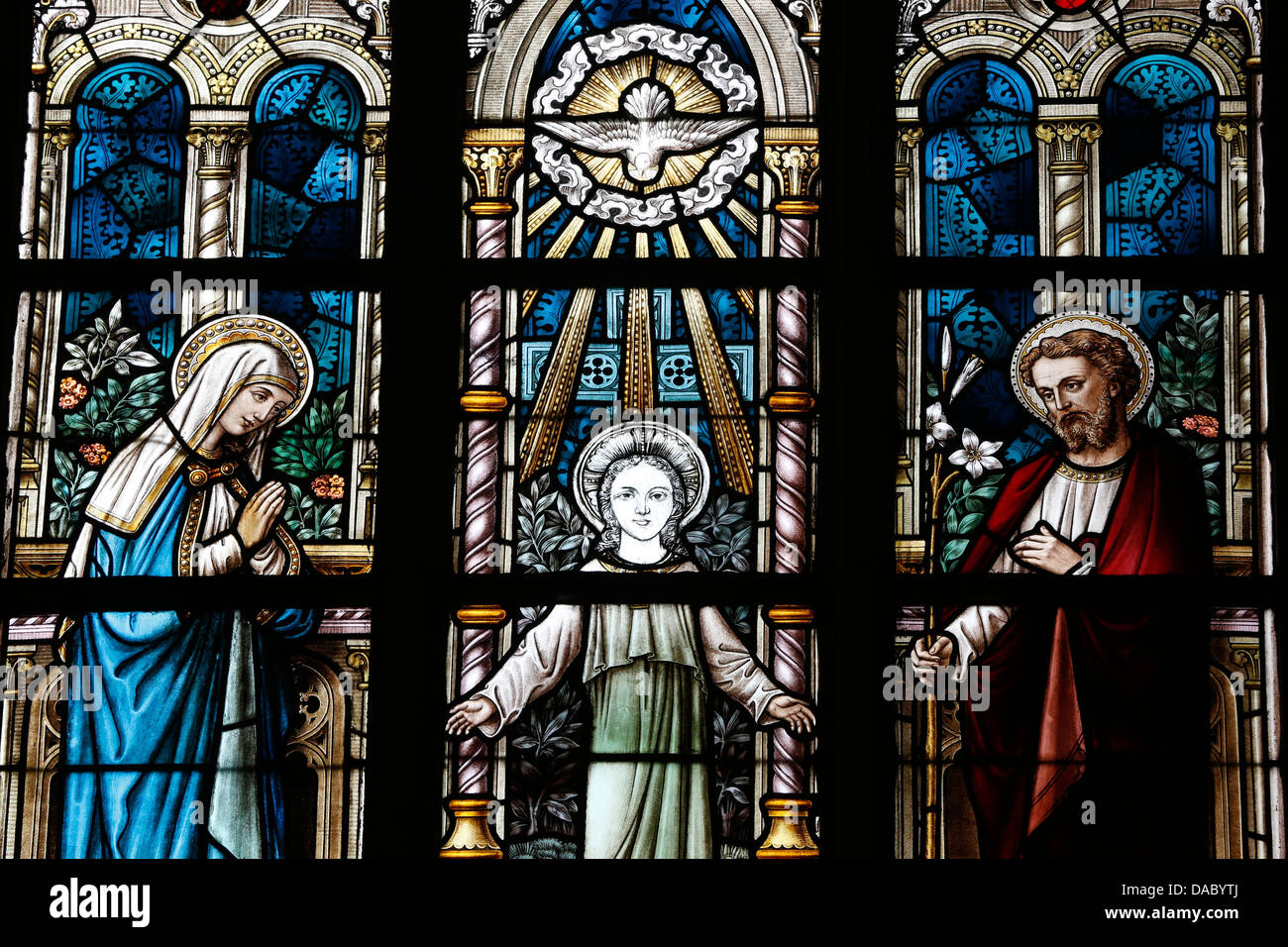 La Sainte Famille représenté dans un vitrail, cathédrale Saint Salvators, Bruges, Flandre occidentale, Belgique, Europe Banque D'Images