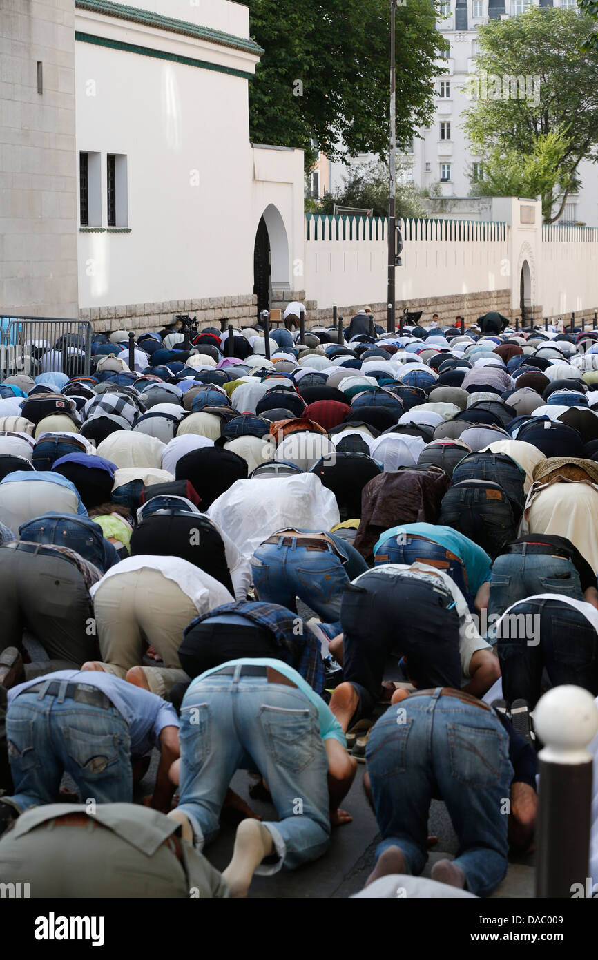 Les musulmans prier à l'extérieur de la Grande Mosquée de Paris sur l'Eid al-Fitr festival, Paris, France, Europe Banque D'Images