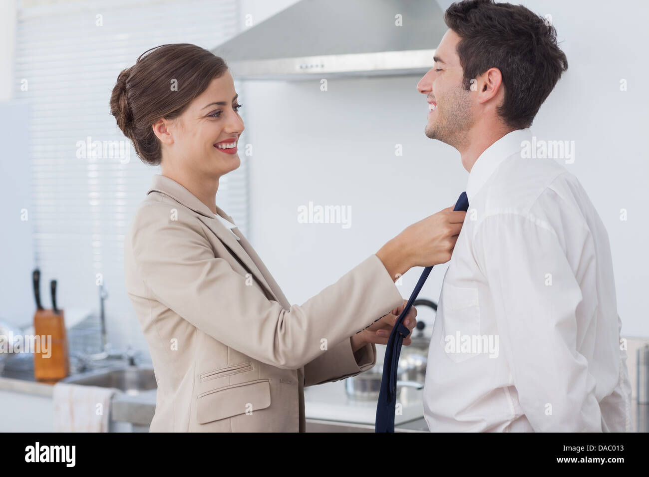 Femme d'aider son mari à lier sa cravate Banque D'Images