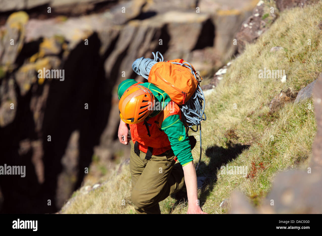 Climber descendant une pente raide pour arriver à l'ancien homme de Stoer, un populaire montée, dans l'affaire Sutherland dans les Highlands d'Ecosse Banque D'Images