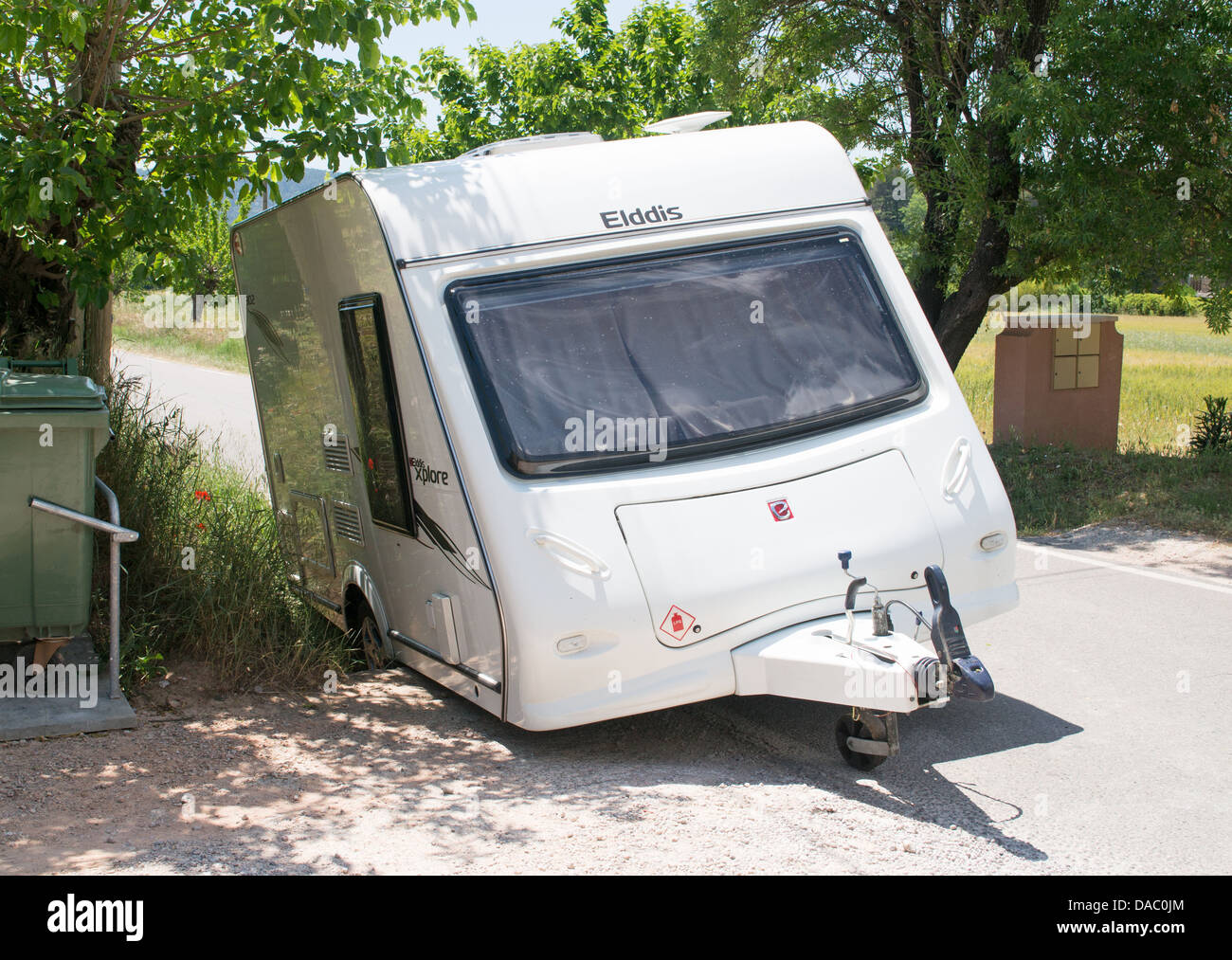 Caravane avec une roue bloquée dans un fossé en tournée en France Banque D'Images