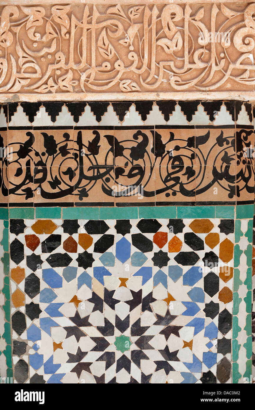 Calligraphie et zelliges dans le patio, Ben Youssef Meders, Site de l'UNESCO, Marrakech, Maroc Banque D'Images