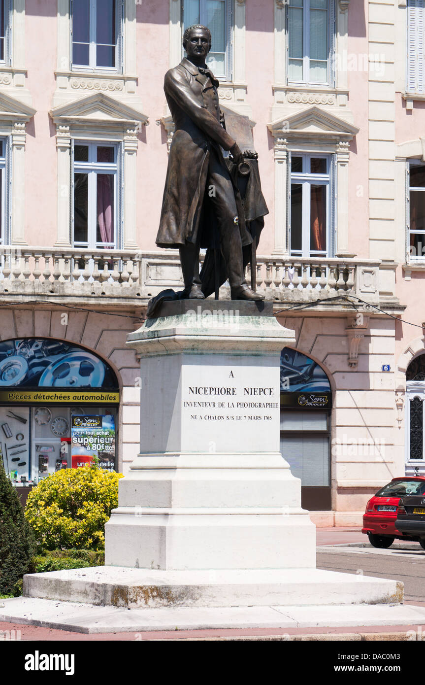Une statue de bronze de Nicéphore Niepce, prétendu être l'inventeur de la photographie vu à Chalon sur Saone, France. Banque D'Images