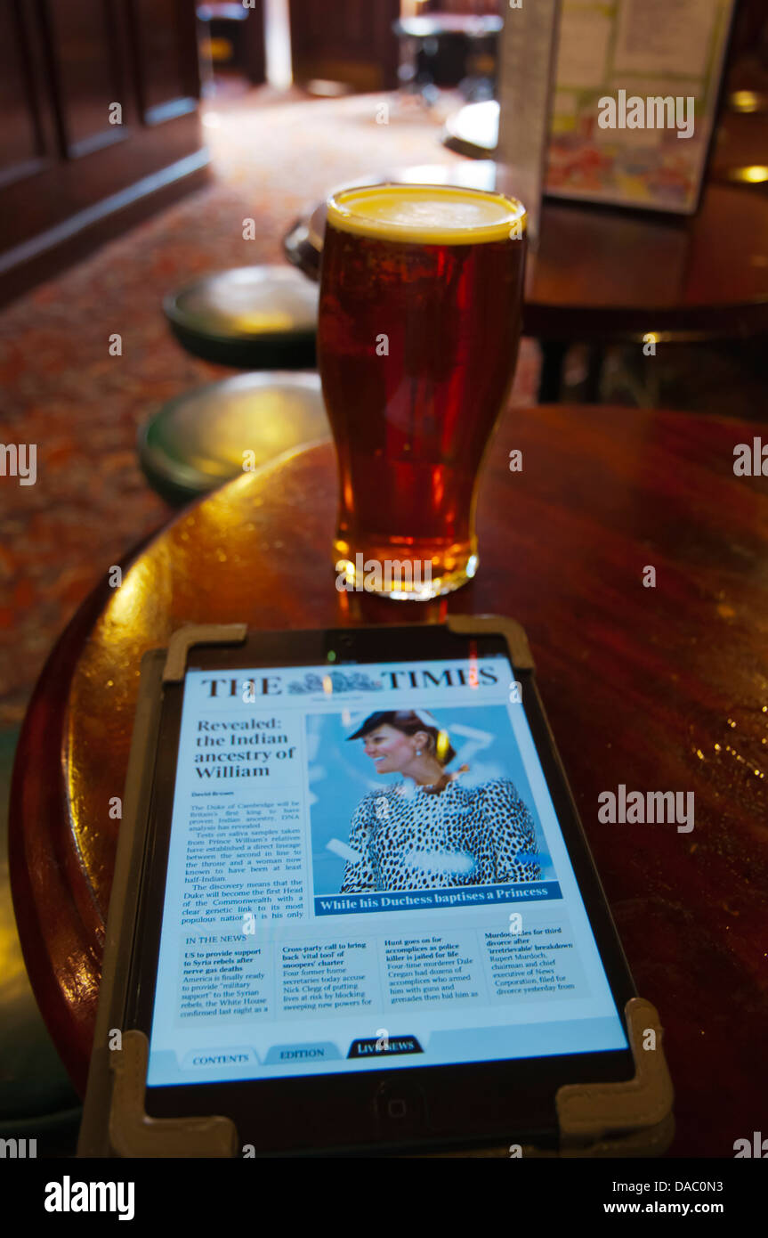 Le journal The Times à ipad mini ordinateur et d'une pinte de bière Fitzroy tavern pub London England Angleterre UK Europe Banque D'Images