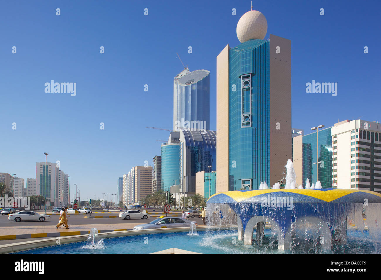 L'architecture contemporaine sur Rashid bin Saeed Al Maktoum Street, Abu Dhabi, Émirats arabes unis, Moyen Orient Banque D'Images