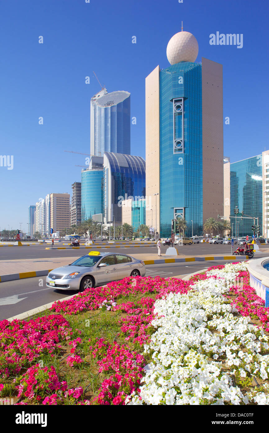 L'architecture contemporaine et de taxi sur Rashid bin Saeed Al Maktoum Street, Abu Dhabi, Émirats arabes unis, Moyen Orient Banque D'Images