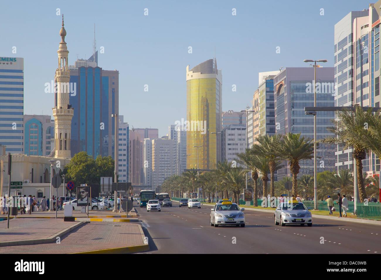 L'architecture et le trafic sur la Fourth Street, Abu Dhabi, Émirats arabes unis, Moyen Orient Banque D'Images