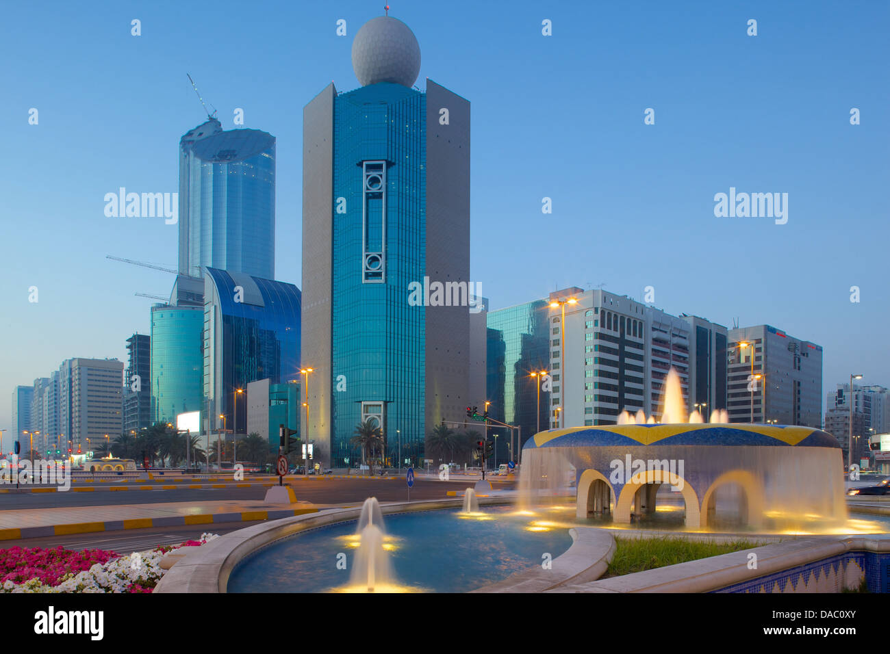 City skyline on Rashid bin Saeed Al Maktoum Street, au crépuscule, Abu Dhabi, Émirats arabes unis, Moyen Orient Banque D'Images