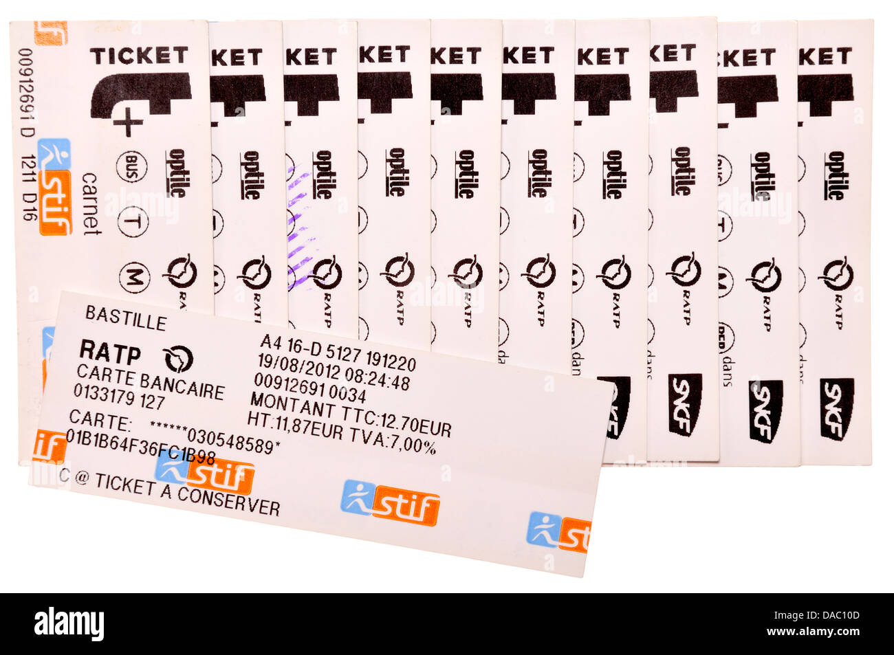 Les tickets de métro de Paris. 'Un' - carnet de 10 billets achetés ensemble au rabais, avec réception Banque D'Images