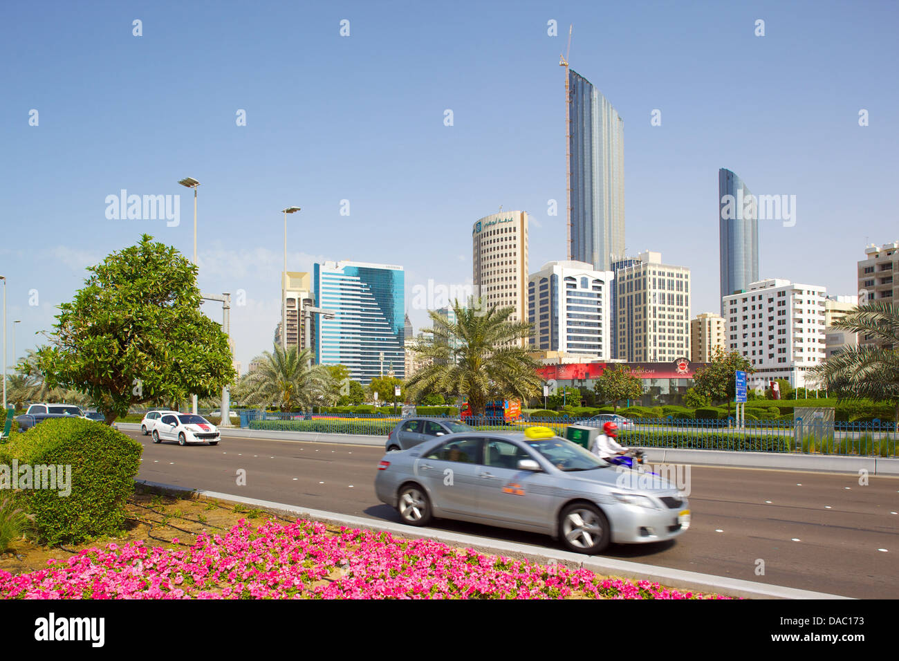 L'architecture contemporaine le long de la Corniche, Abu Dhabi, Émirats arabes unis, Moyen Orient Banque D'Images