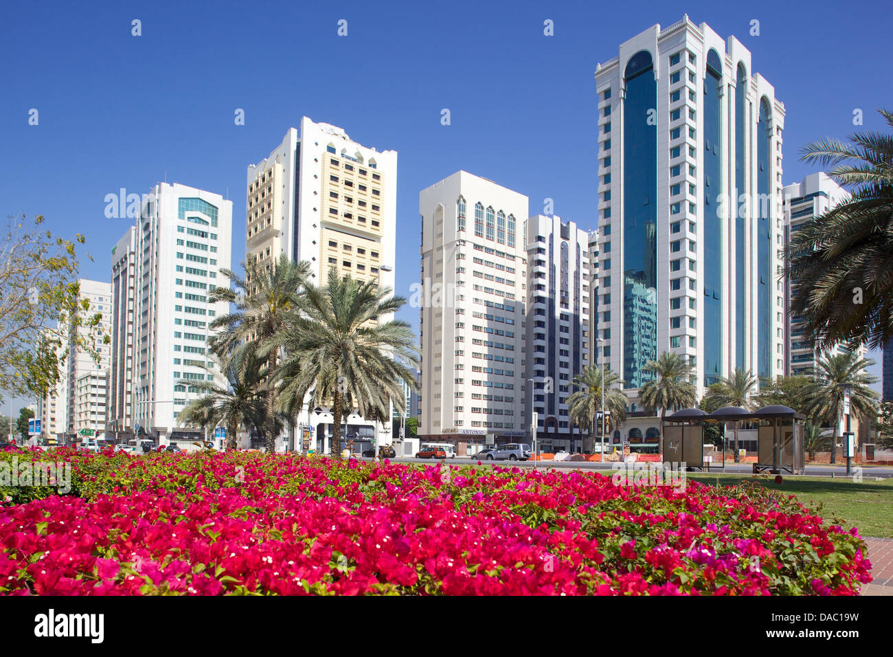 L'architecture contemporaine et jardins Markaziyah Al et Fontaine, Abu Dhabi, Émirats arabes unis, Moyen Orient Banque D'Images