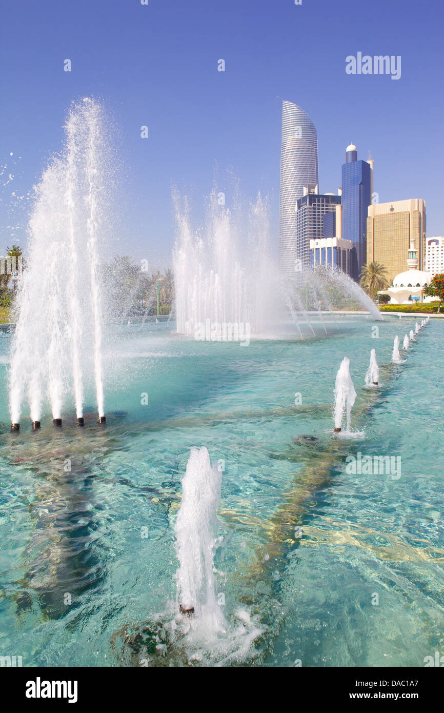 L'architecture contemporaine et jardins Markaziyah Al et Fontaine, Abu Dhabi, Émirats arabes unis, Moyen Orient Banque D'Images