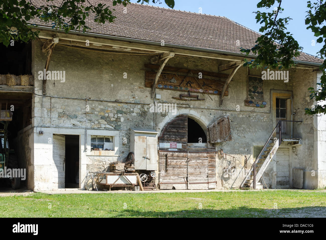 Ancien bâtiment de ferme en pierre dans la ville de Chevry dans l'Est de la France Banque D'Images