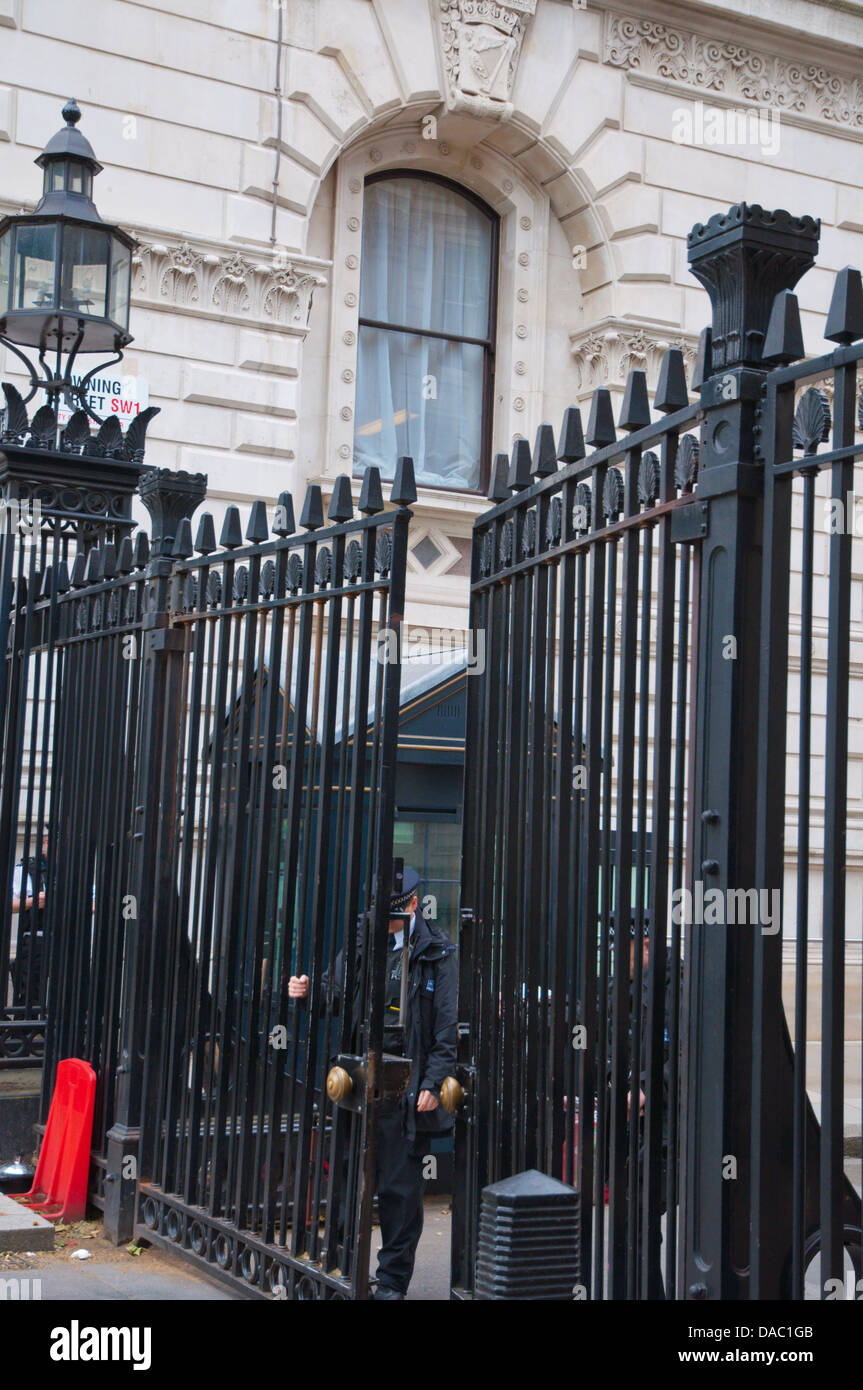 De la barrière de la police du 10 Downing Street, résidence des premiers ministres de la Grande-Bretagne Angleterre Londres UK Europe Banque D'Images