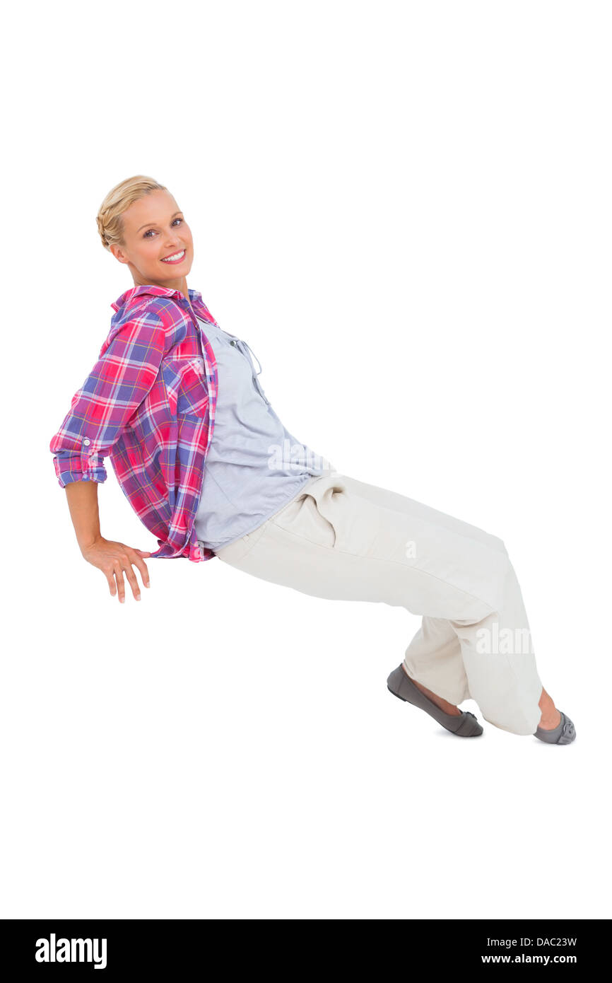 Blonde sitting and smiling at camera Banque D'Images