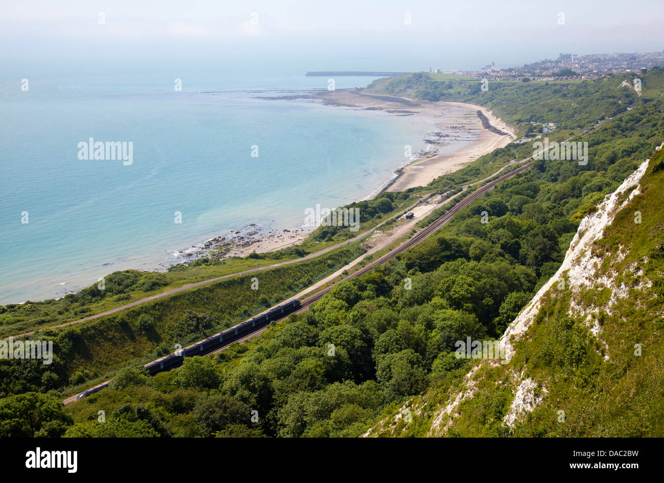 Le port de Folkestone avec à l'Est de la Baie d'usure en premier plan - Kent UK Banque D'Images