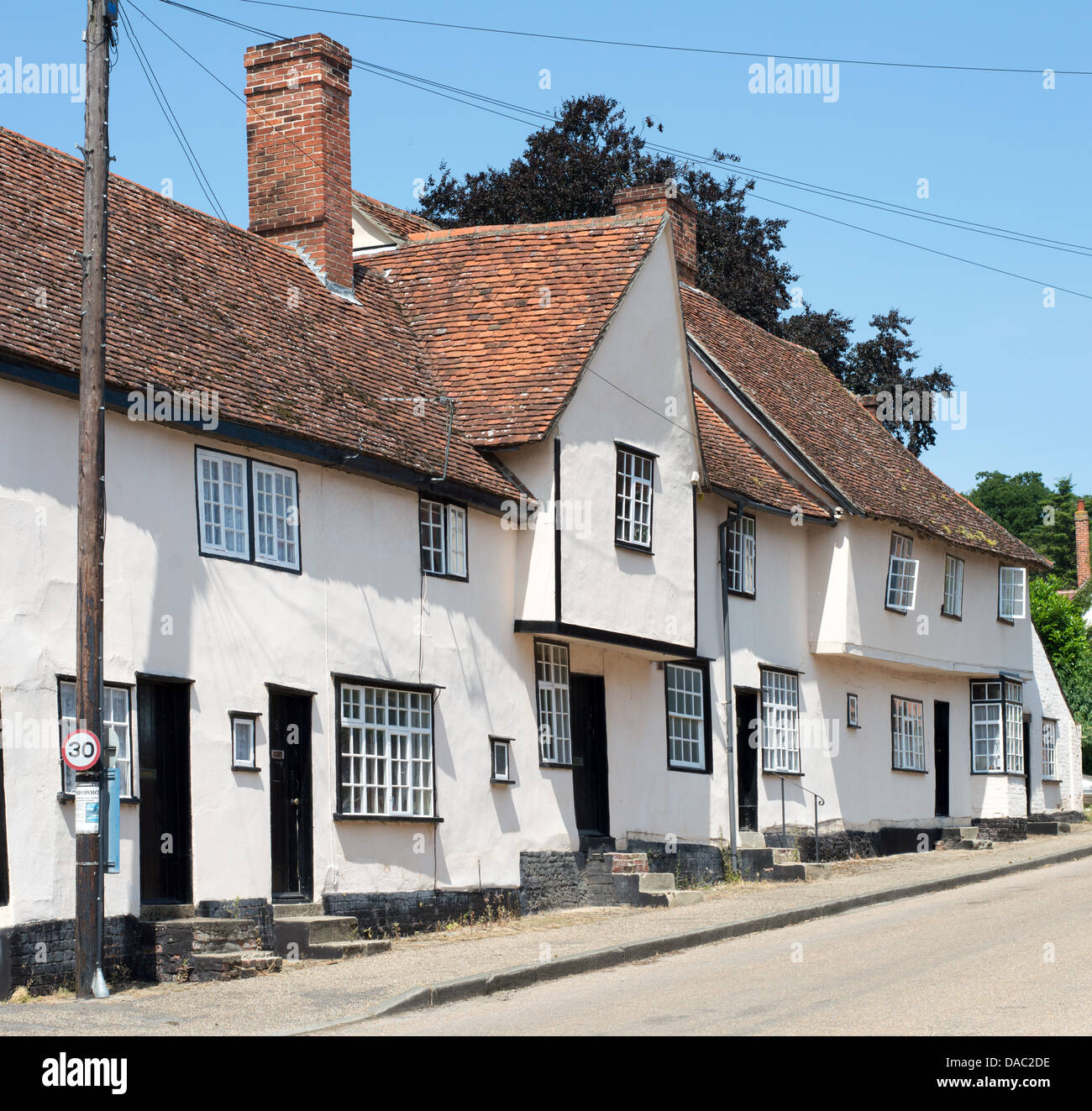 Une rangée de maisons médiévales bordent la rue dans le village de Kersey dans le Suffolk, Angleterre. Banque D'Images