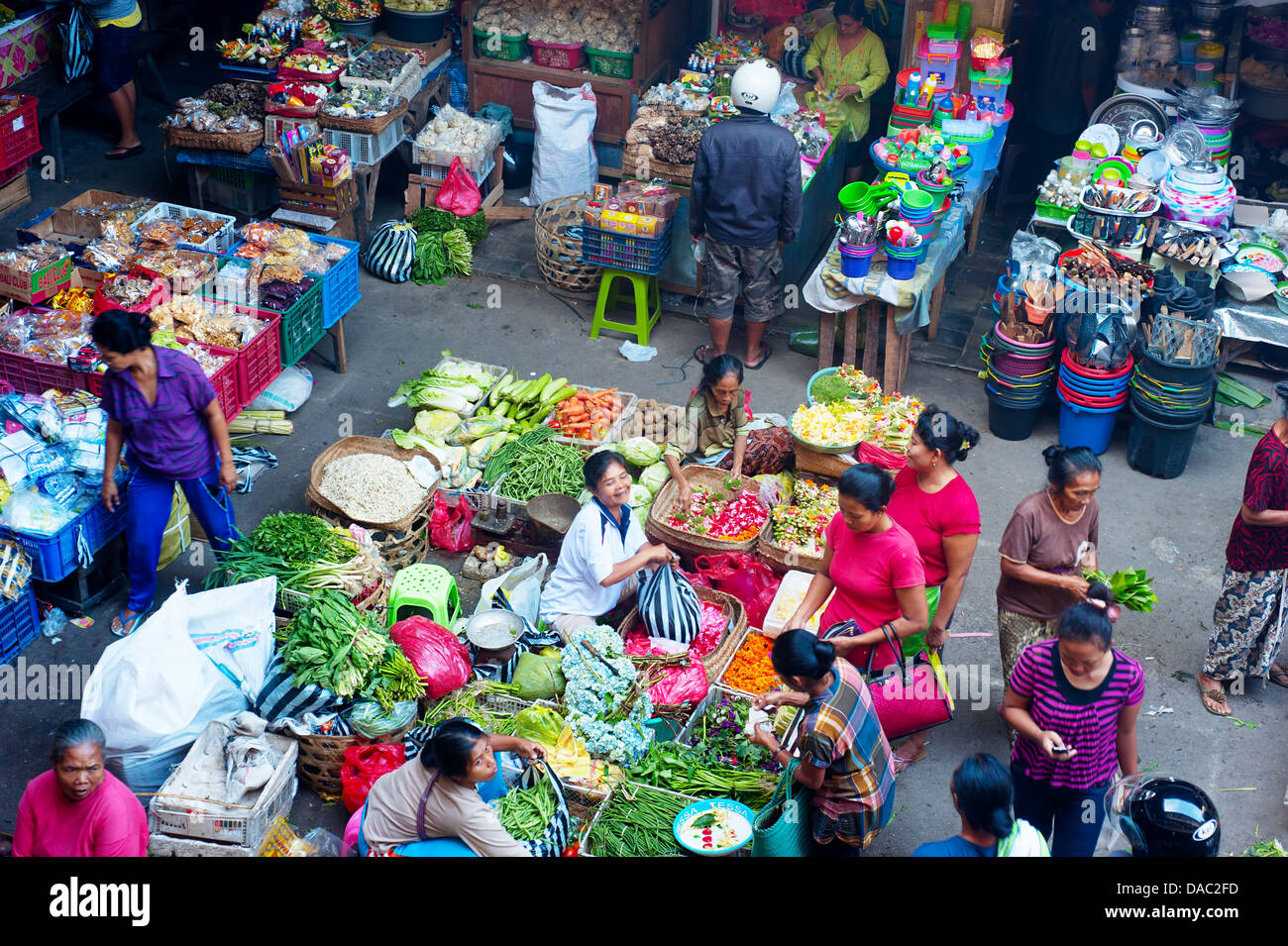 Les gens qui achètent de la nourriture à un marché d'Ubud à Bali, Indonésie. Banque D'Images
