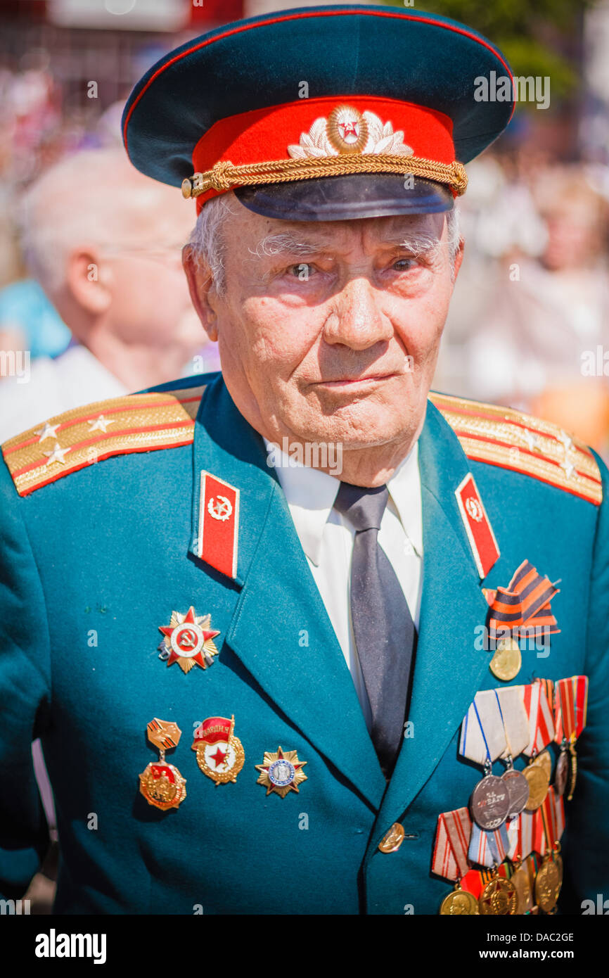 Gomel, Bélarus - 9 mai : anciens combattants non identifiés au cours de la célébration du Jour de la victoire le 9 mai 2013 à Gomel, au Bélarus. Banque D'Images
