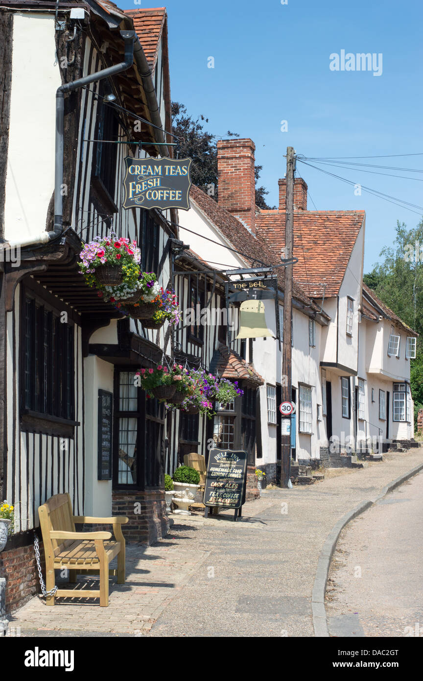 The Bell Inn et maisons anciennes bordent la rue dans le village pittoresque de Kersey dans le Suffolk, Angleterre. Banque D'Images