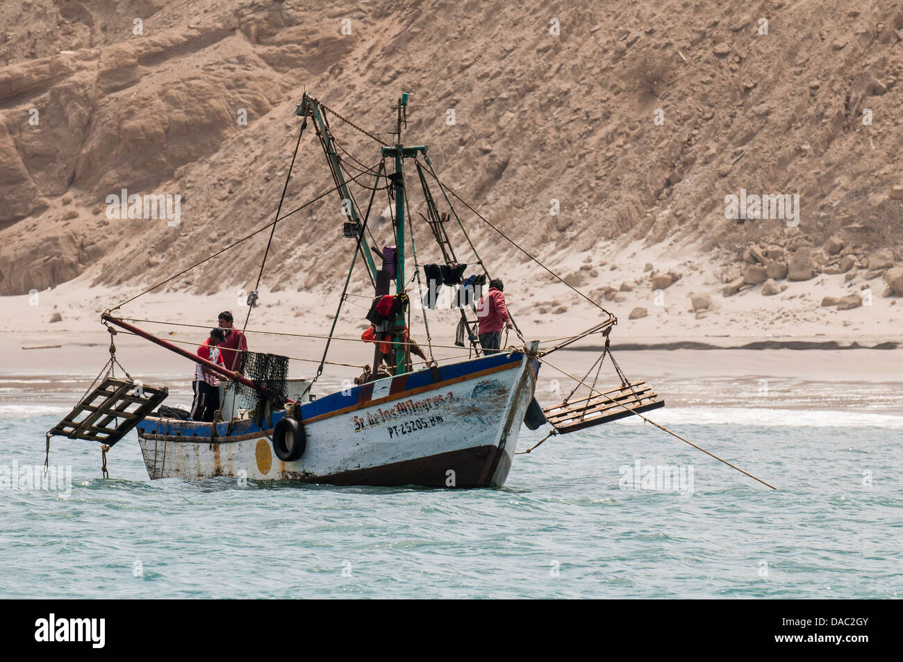 Pêche à la sardine en bateau au mouillage ancre dans Cabo Blanco, au Pérou. Banque D'Images