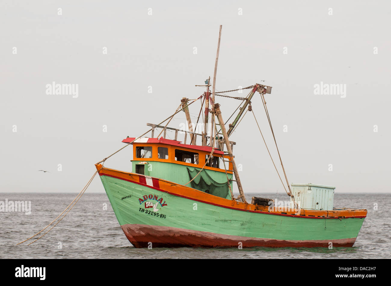 Pêche à la sardine en bateau au mouillage ancre dans Cabo Blanco, au Pérou. Banque D'Images