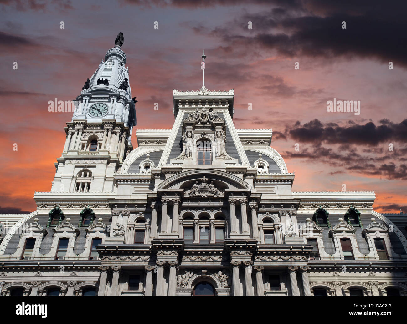 Philadelphia's landmark Hôtel de ville historique de bâtiment avec Ciel de coucher du soleil. Banque D'Images