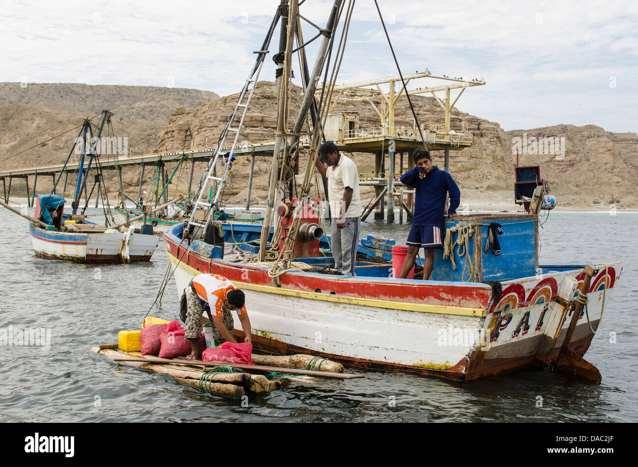 Les pêcheurs sur les bateaux de pêche de la sardine près de Cabo Blanco, au Pérou. Banque D'Images